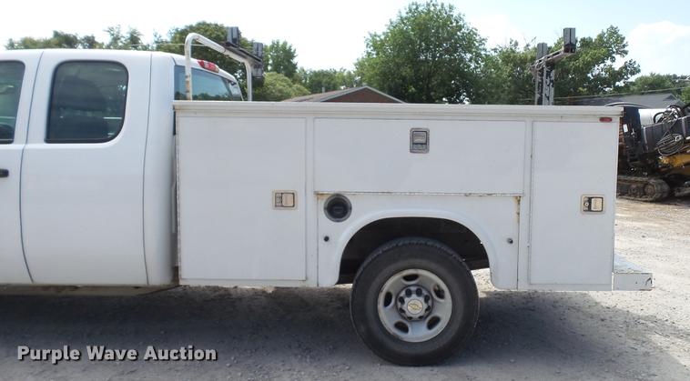 image for item DE4852 2009 Chevrolet Silverado 2500HD Ext. Cab utility bed  pickup truck