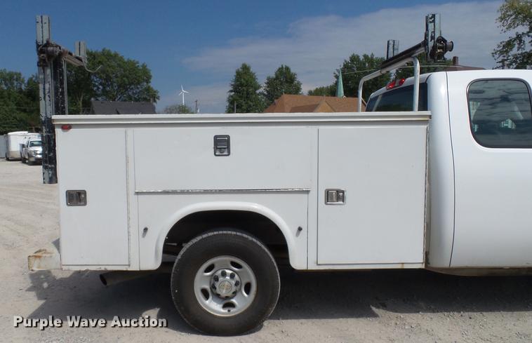 image for item DE4852 2009 Chevrolet Silverado 2500HD Ext. Cab utility bed  pickup truck