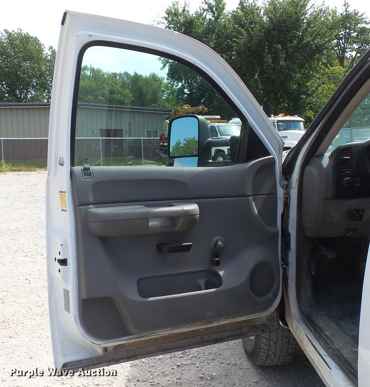 image for item DE4852 2009 Chevrolet Silverado 2500HD Ext. Cab utility bed  pickup truck