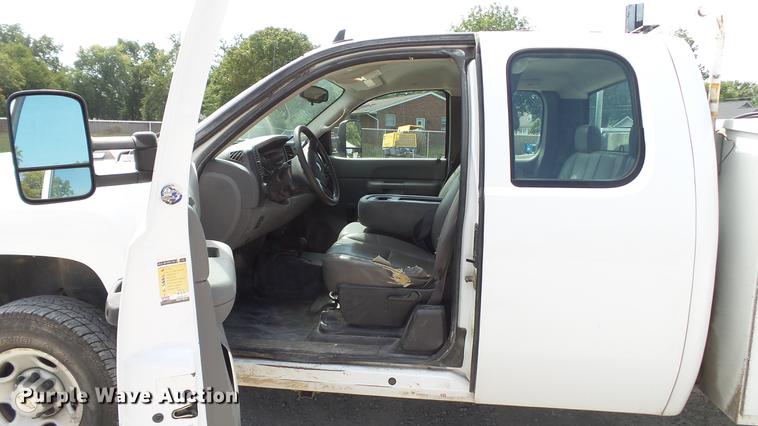 image for item DE4852 2009 Chevrolet Silverado 2500HD Ext. Cab utility bed  pickup truck