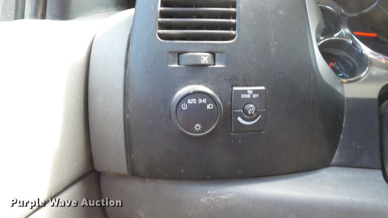 image for item DE4852 2009 Chevrolet Silverado 2500HD Ext. Cab utility bed  pickup truck