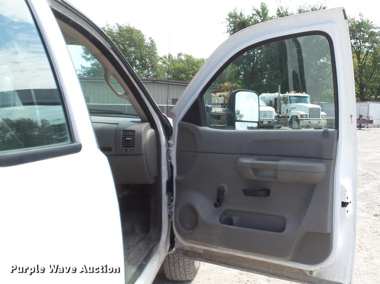 image for item DE4852 2009 Chevrolet Silverado 2500HD Ext. Cab utility bed  pickup truck