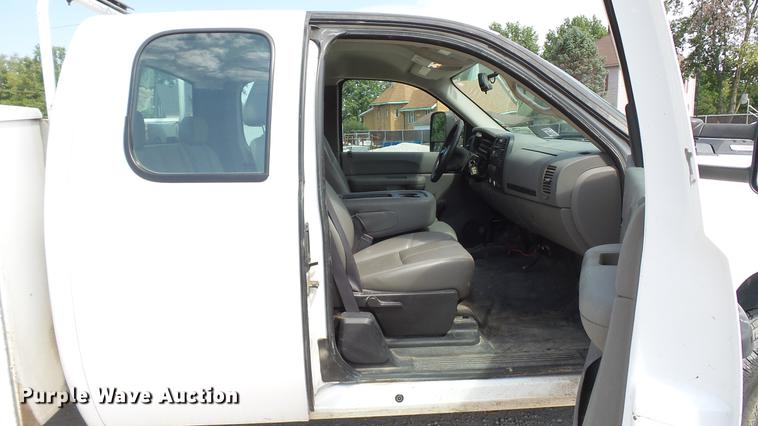 image for item DE4852 2009 Chevrolet Silverado 2500HD Ext. Cab utility bed  pickup truck