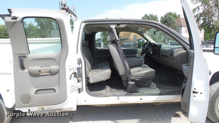 image for item DE4852 2009 Chevrolet Silverado 2500HD Ext. Cab utility bed  pickup truck