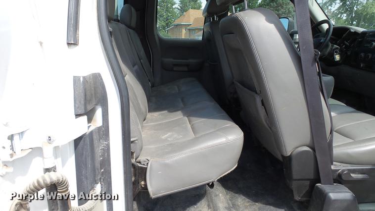 image for item DE4852 2009 Chevrolet Silverado 2500HD Ext. Cab utility bed  pickup truck