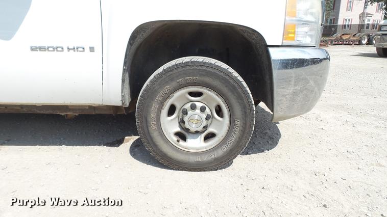 image for item DE4852 2009 Chevrolet Silverado 2500HD Ext. Cab utility bed  pickup truck