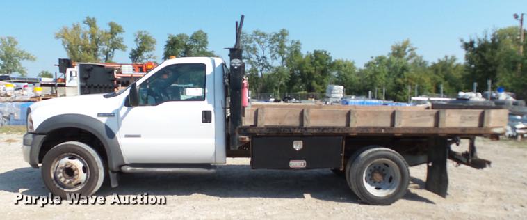 image for item DE4855 2005 Ford F550 Super Duty XL flatbed truck