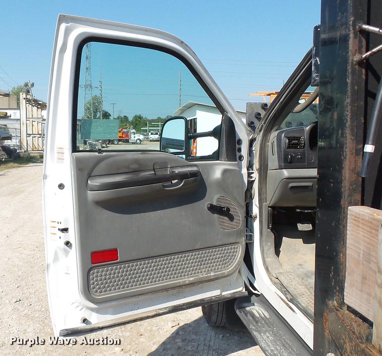 image for item DE4855 2005 Ford F550 Super Duty XL flatbed truck