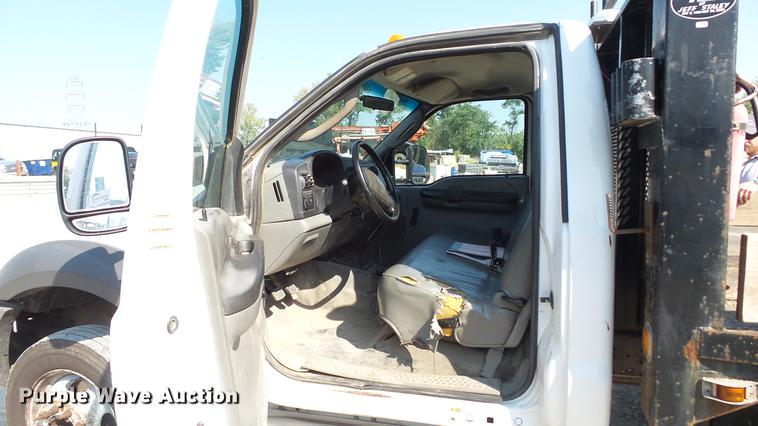 image for item DE4855 2005 Ford F550 Super Duty XL flatbed truck