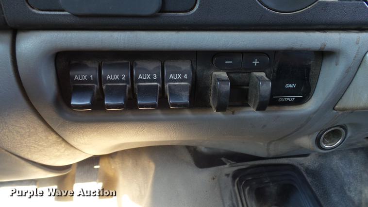 image for item DE4855 2005 Ford F550 Super Duty XL flatbed truck