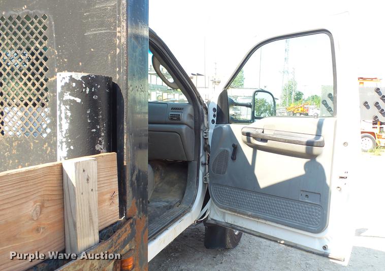 image for item DE4855 2005 Ford F550 Super Duty XL flatbed truck