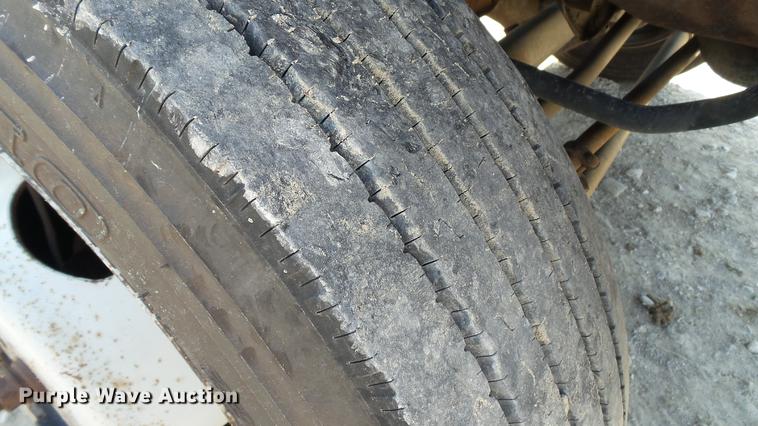 image for item DE4855 2005 Ford F550 Super Duty XL flatbed truck