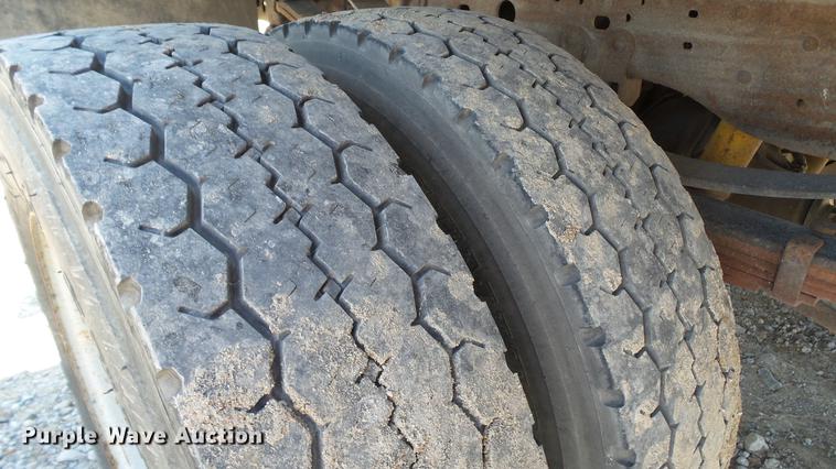 image for item DE4855 2005 Ford F550 Super Duty XL flatbed truck