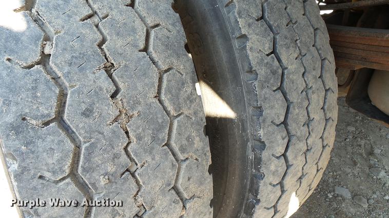 image for item DE4855 2005 Ford F550 Super Duty XL flatbed truck