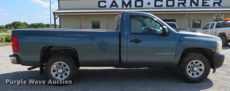 image for item DE6420 2007 Chevrolet Silverado 1500 pickup truck