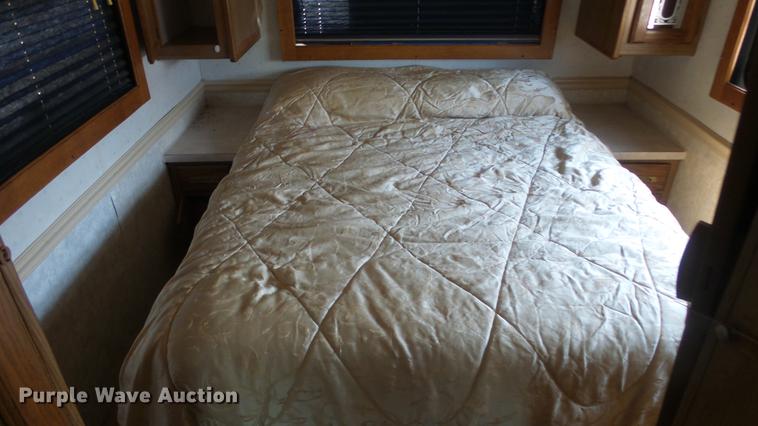 image for item DE7238 1990 Ford Fleetwood Pacer RV