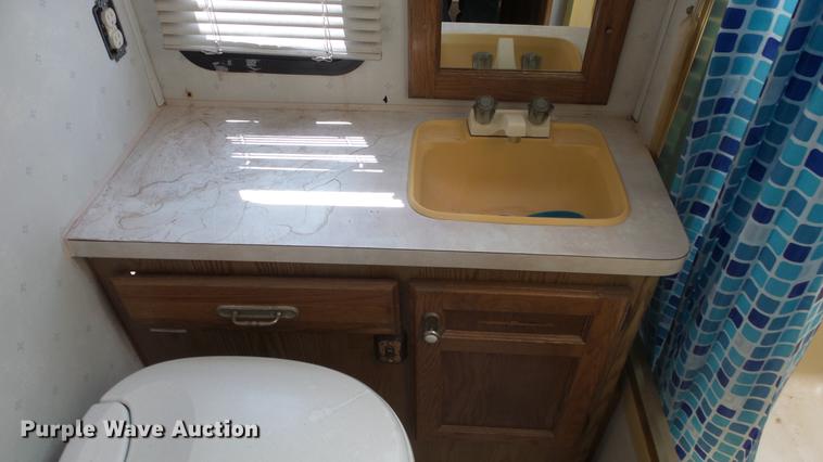 image for item DE7238 1990 Ford Fleetwood Pacer RV