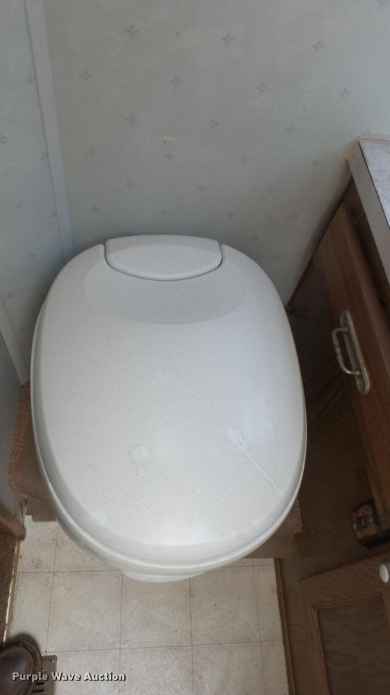 image for item DE7238 1990 Ford Fleetwood Pacer RV