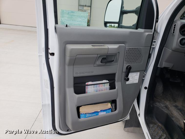 image for item DF2446 2013 Ford Econoline E450 box truck