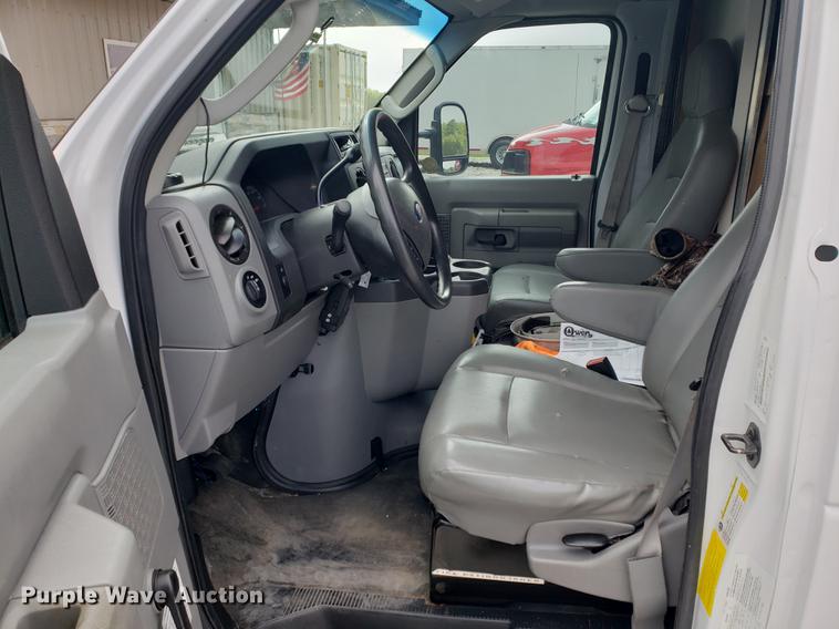 image for item DF2446 2013 Ford Econoline E450 box truck