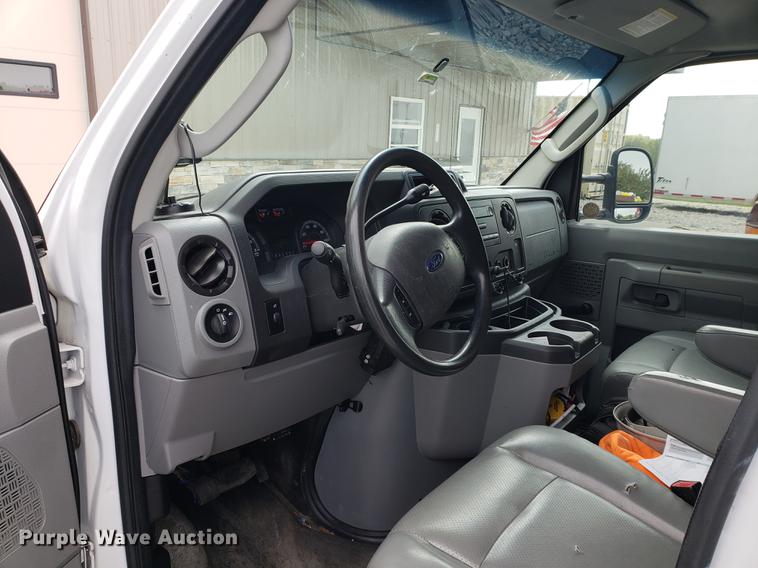 image for item DF2446 2013 Ford Econoline E450 box truck