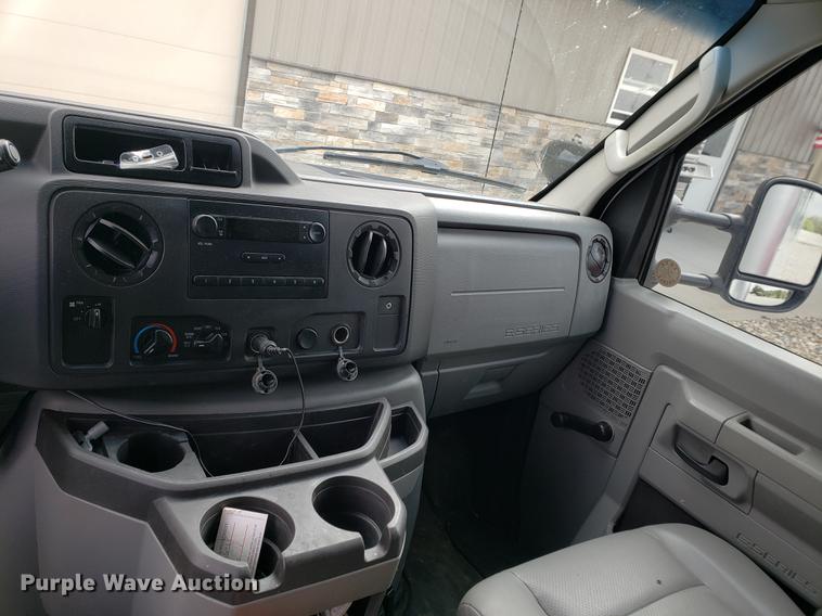 image for item DF2446 2013 Ford Econoline E450 box truck