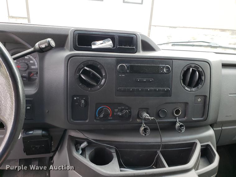 image for item DF2446 2013 Ford Econoline E450 box truck