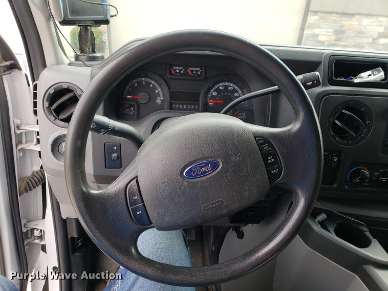 image for item DF2446 2013 Ford Econoline E450 box truck