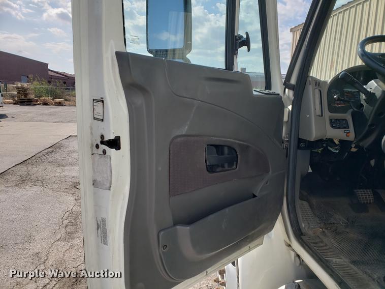 image for item DF2461 2013 International DuraStar 4300 box truck