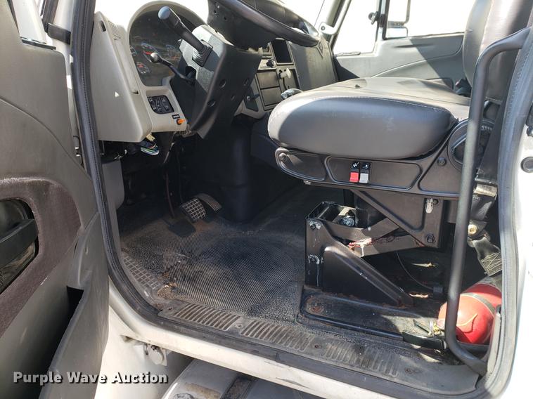 image for item DF2461 2013 International DuraStar 4300 box truck