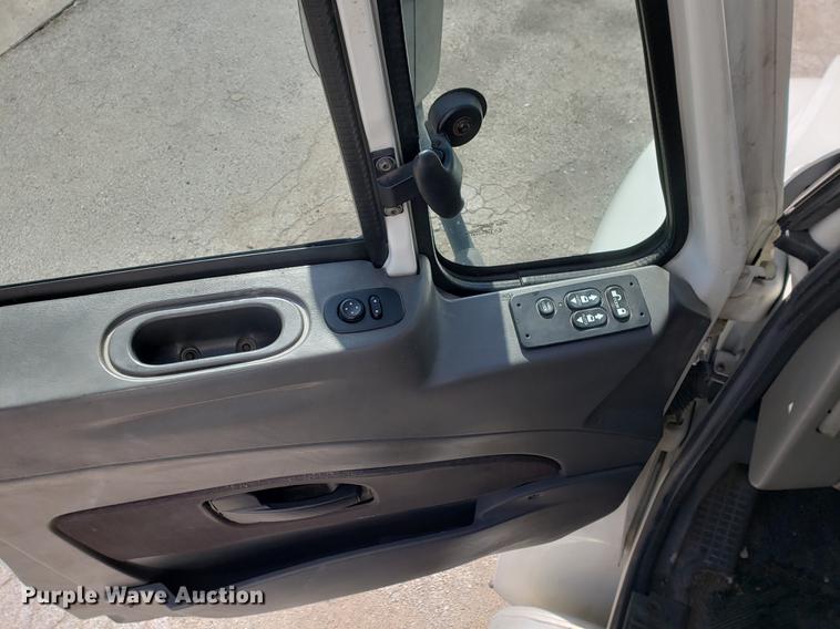 image for item DF2461 2013 International DuraStar 4300 box truck