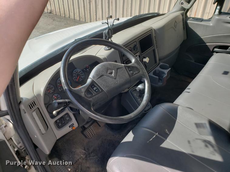 image for item DF2461 2013 International DuraStar 4300 box truck