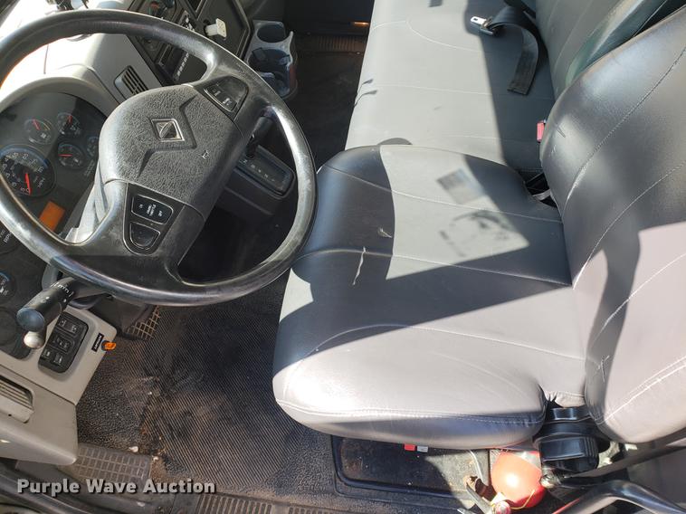 image for item DF2461 2013 International DuraStar 4300 box truck