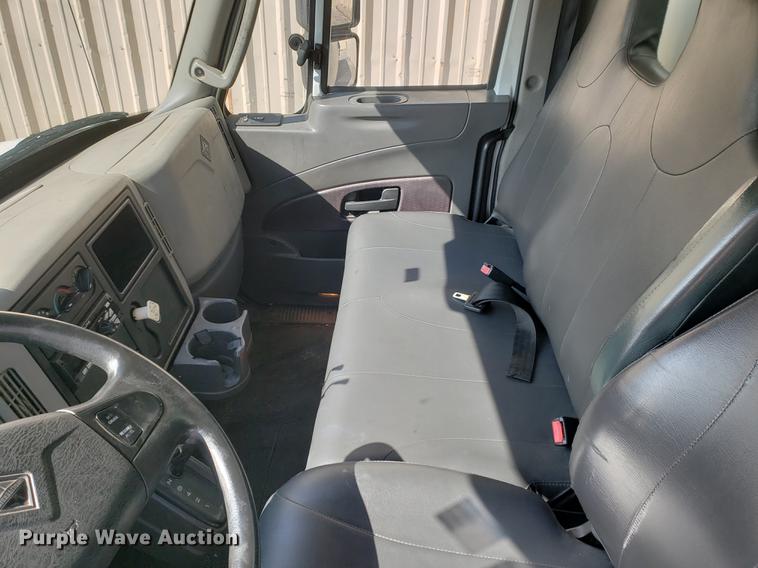 image for item DF2461 2013 International DuraStar 4300 box truck