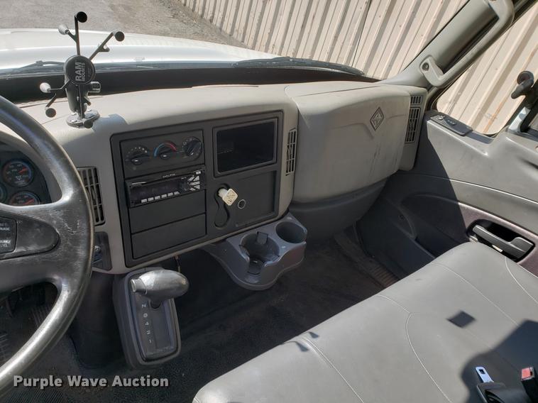 image for item DF2461 2013 International DuraStar 4300 box truck