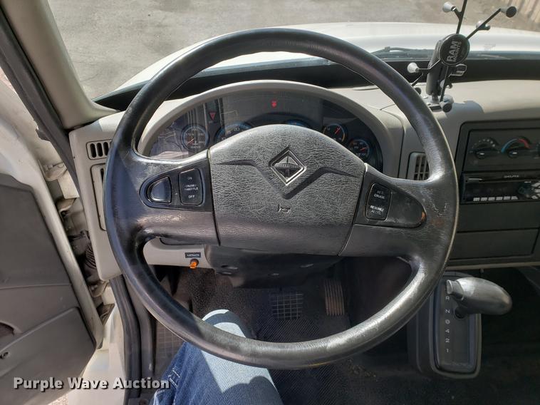 image for item DF2461 2013 International DuraStar 4300 box truck