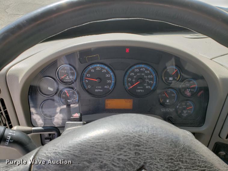 image for item DF2461 2013 International DuraStar 4300 box truck