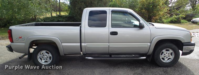image for item DZ9447 2004 Chevrolet Silverado 1500 Ext. Cab pickup truck