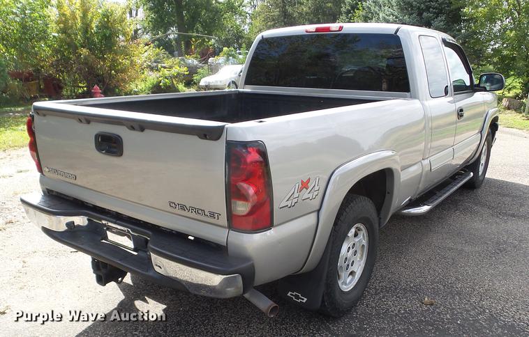 image for item DZ9447 2004 Chevrolet Silverado 1500 Ext. Cab pickup truck