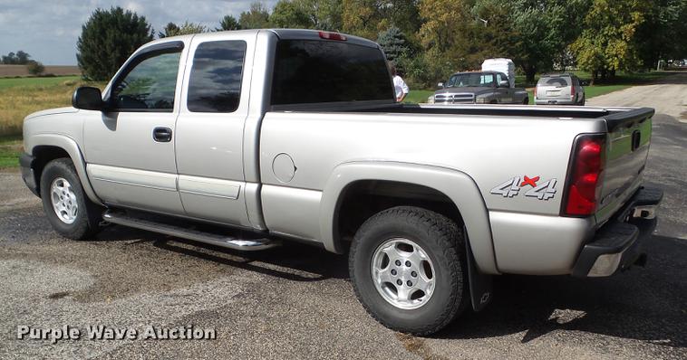 image for item DZ9447 2004 Chevrolet Silverado 1500 Ext. Cab pickup truck