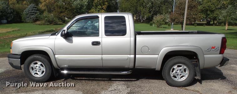image for item DZ9447 2004 Chevrolet Silverado 1500 Ext. Cab pickup truck