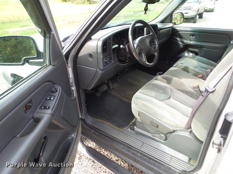 image for item DZ9447 2004 Chevrolet Silverado 1500 Ext. Cab pickup truck