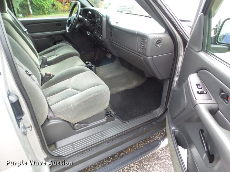 image for item DZ9447 2004 Chevrolet Silverado 1500 Ext. Cab pickup truck