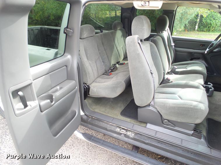 image for item DZ9447 2004 Chevrolet Silverado 1500 Ext. Cab pickup truck