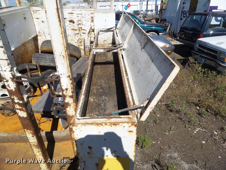 image for item DZ9449 C&S Technical 537 service bed with crane