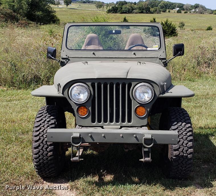 image for item EF9861 1976 Jeep flat bed truck