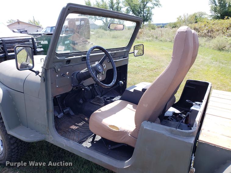 image for item EF9861 1976 Jeep flat bed truck