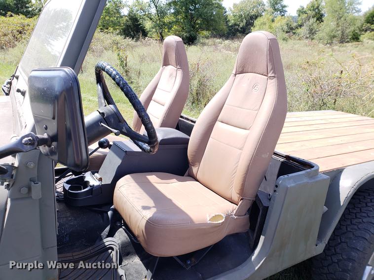 image for item EF9861 1976 Jeep flat bed truck