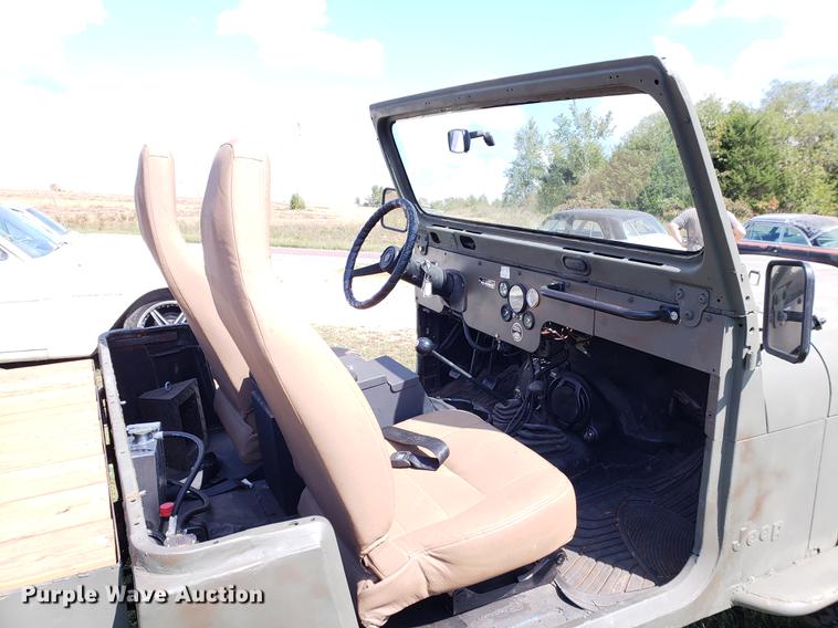 image for item EF9861 1976 Jeep flat bed truck