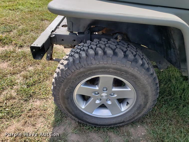 image for item EF9861 1976 Jeep flat bed truck